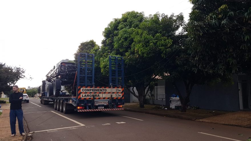 Caminhão enrosca em fiação elétrica e deixa Avenida Tancredo Neves sem luz