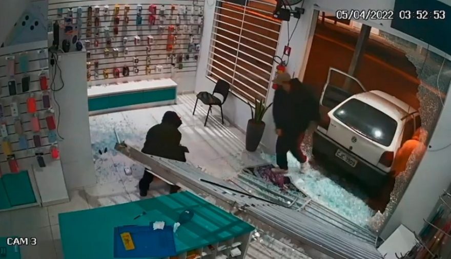Bandidos utilizam veículo furtado em Cascavel para arrombar mais uma empresa de celulares em Toledo; veja o vídeo