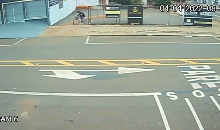 Vídeo mostra ladrão cortando cadeado e furtando bicicleta no Centro