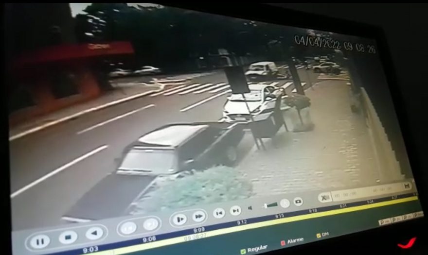 Vídeo mostra motociclista sendo arremessado na via após colisão com utilitário no Centro