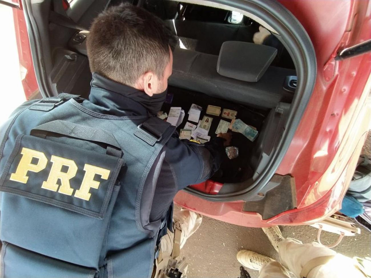 PRF prende quatro pessoas por uso de documentos falsos e estelionato.