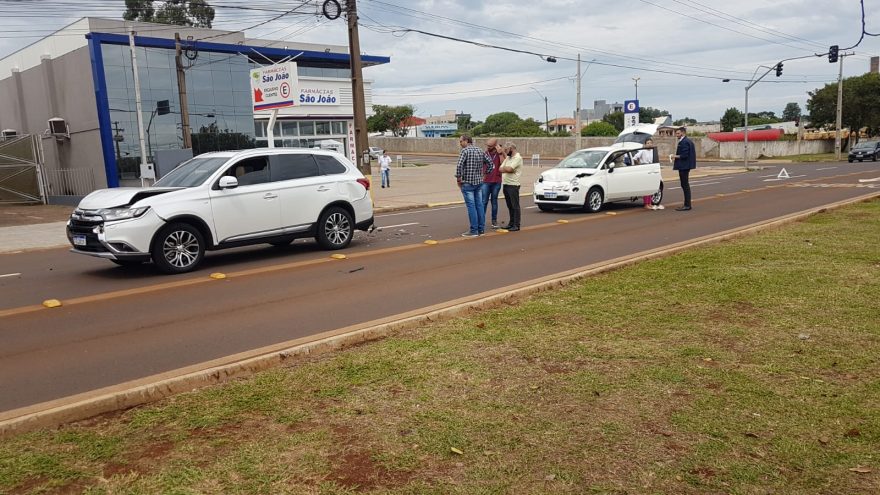 Três veículos se envolvem em colisão traseira na Avenida Tancredo Neves