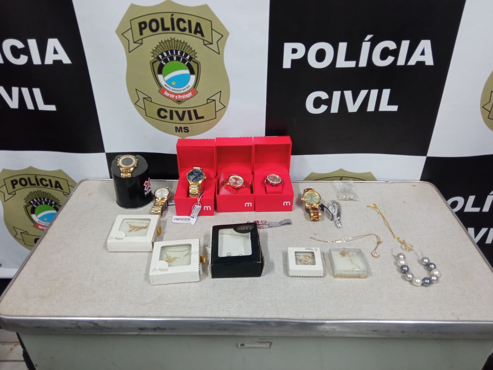 Polícia Civil recupera objetos furtados de dentro de um carro na área central de Naviraí
