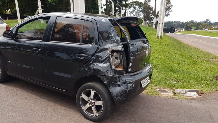 Carro e caminhão se envolvem em colisão no Trevo da Portal, em Cascavel