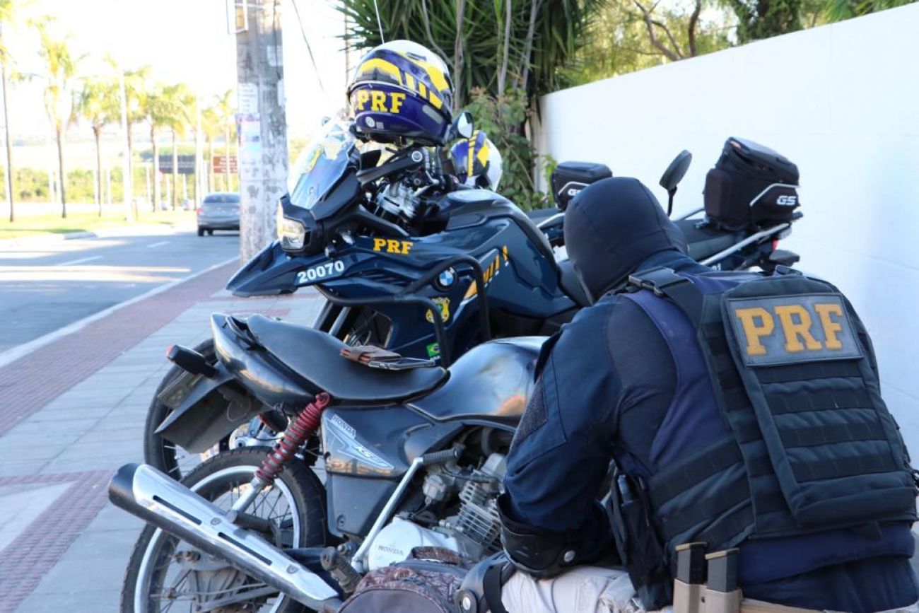 PRF recupera motocicleta na BR 101