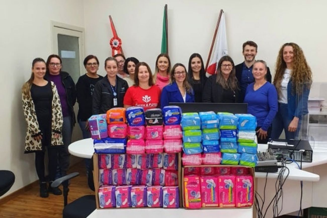 Comarca de Cunha Porã entrega absorventes arrecadados para estudantes do município 