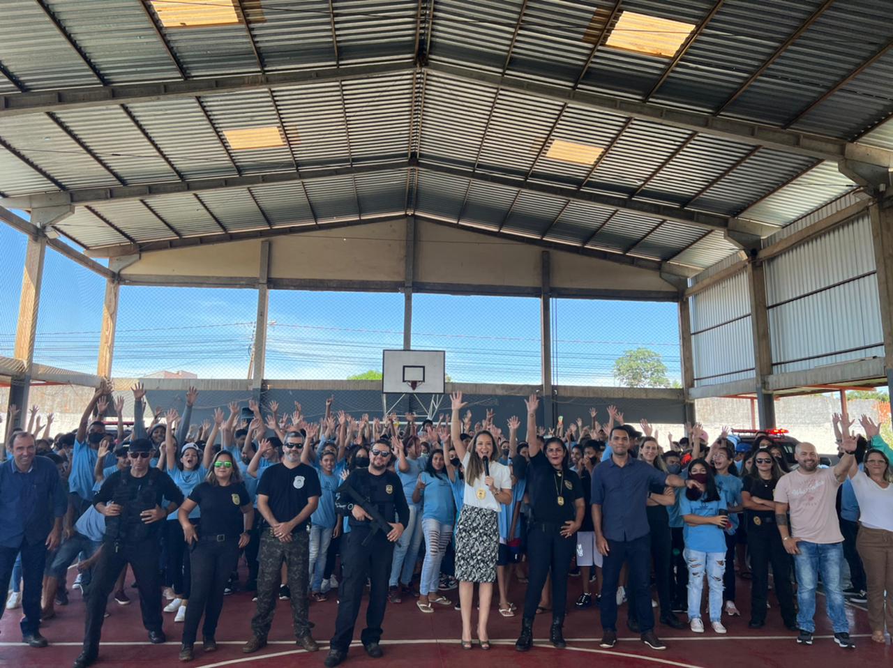 Titular da DEAM palestra em escola no bairro Dom Antônio