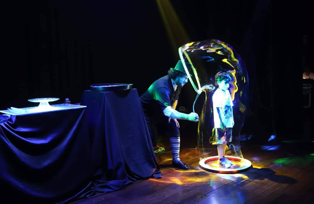 Barracão Tangará recebe apresentação “O Mago das Megabolhas” neste sábado (9) Barracão Tangará recebe apresentação “O Mago das Megabolhas” neste sábado (9)