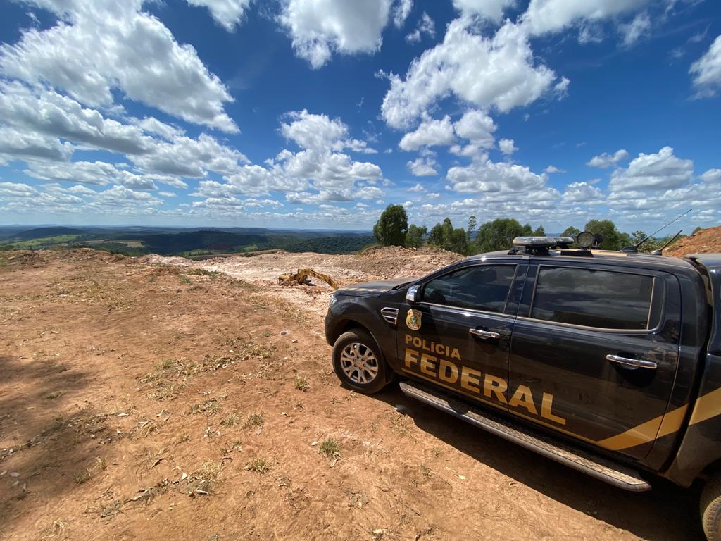 Policia Federal apreende máquinas utilizadas para extração irregular de minerais em Pequi/MG
