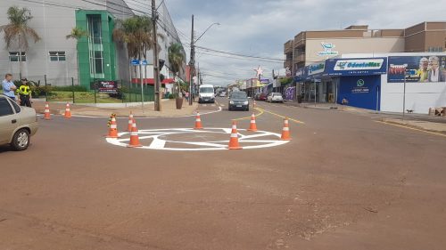 Transitar instala nova rotatória no Bairro Floresta, em Cascavel