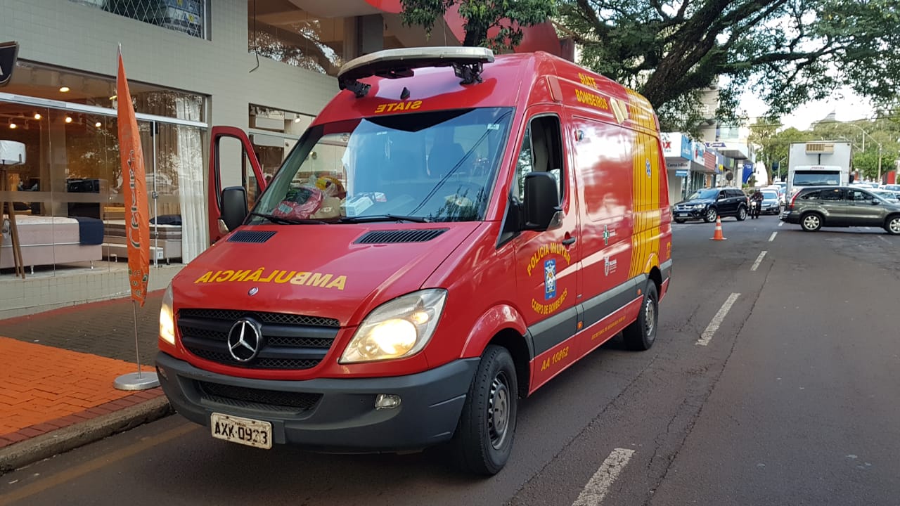 Ciclista de 63 anos atinge traseira de caminhão em cruzamento no Centro