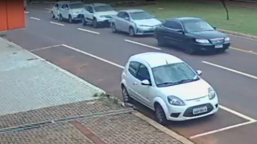 Veja imagens: Colisão de trânsito envolve três veículos na Av. Tancredo Neves