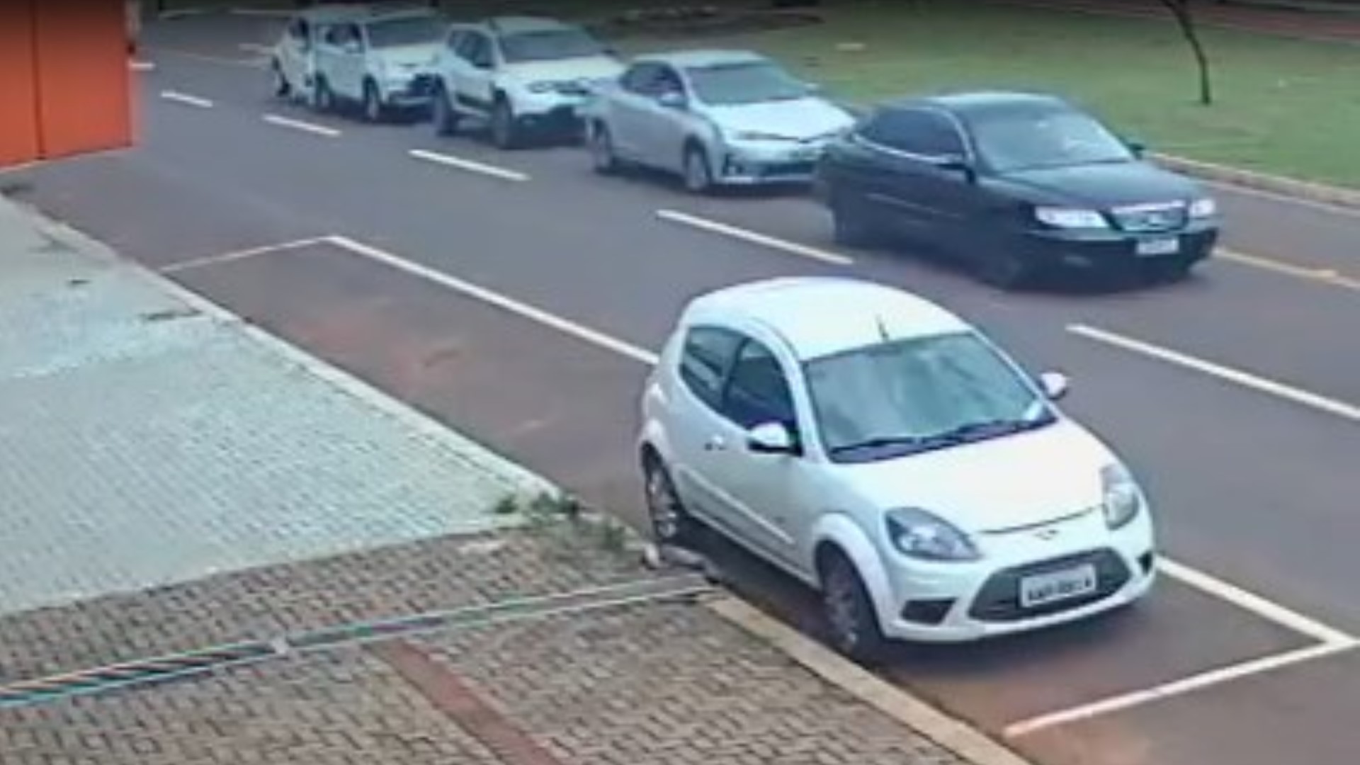 Veja imagens: Colisão de trânsito envolve três veículos na Av. Tancredo Neves