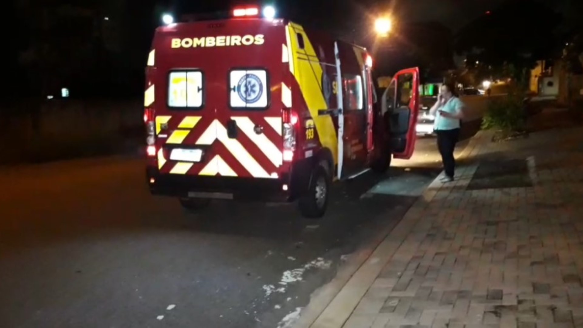 Menina sofre fratura na perna após colisão entre carro e moto