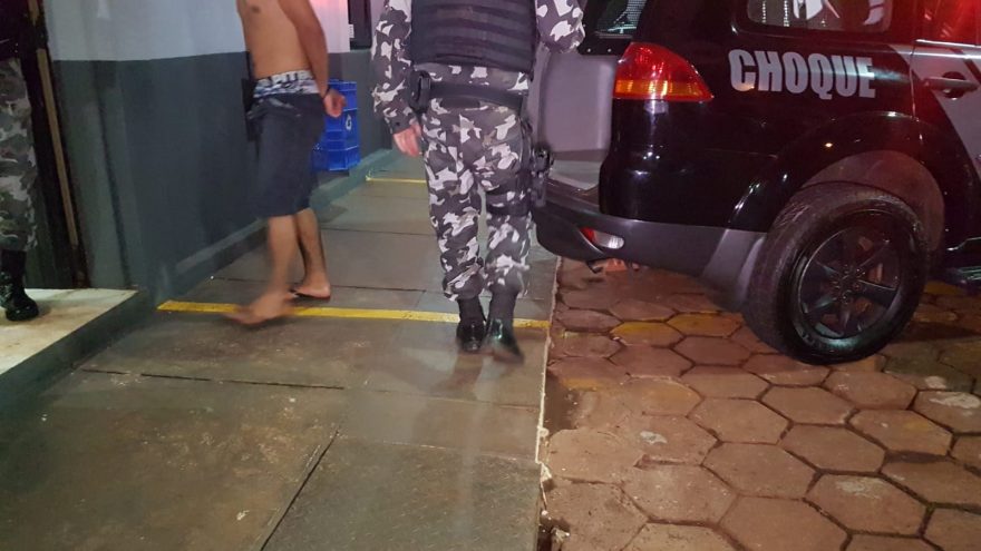 Homem é detido pelo Choque e encaminhado até a delegacia