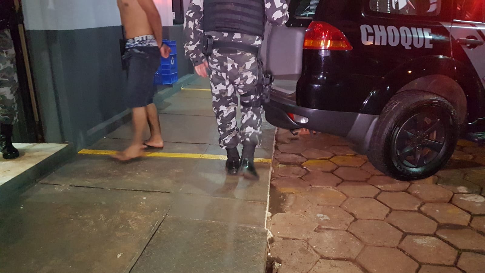 Homem é detido pelo Choque e encaminhado até a delegacia