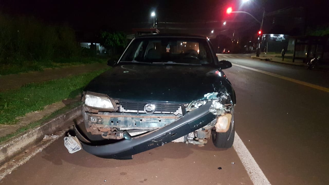 Após colisão entre carro e moto, condutor sofre escoriações