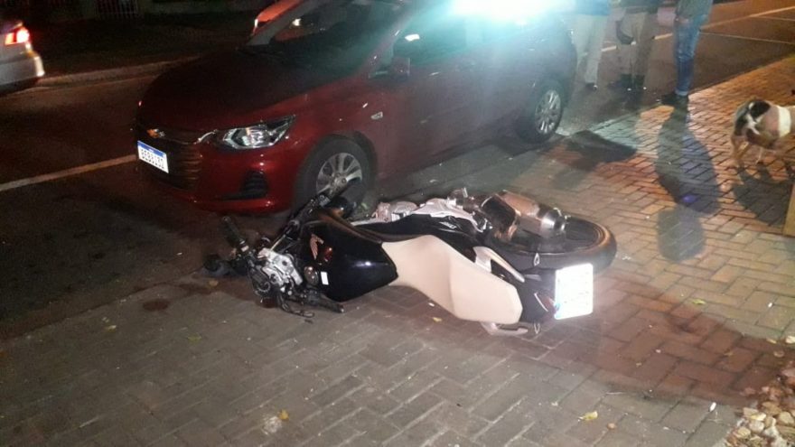 Jovens de motocicleta colidem com dois veículos estacionados e ficam feridos