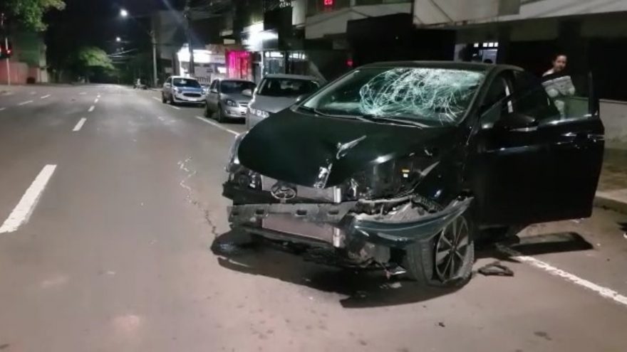 Colisão de trânsito envolvendo três veículos deixa carro bastante danificado no Centro