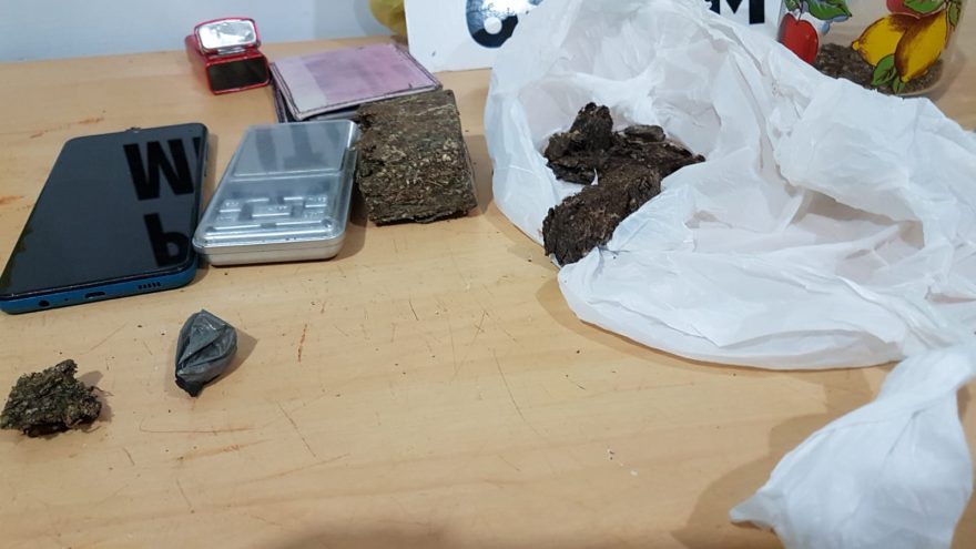 Jovens em posse de cocaína, maconha e balança de precisão são detidos na Rua Rio da Paz