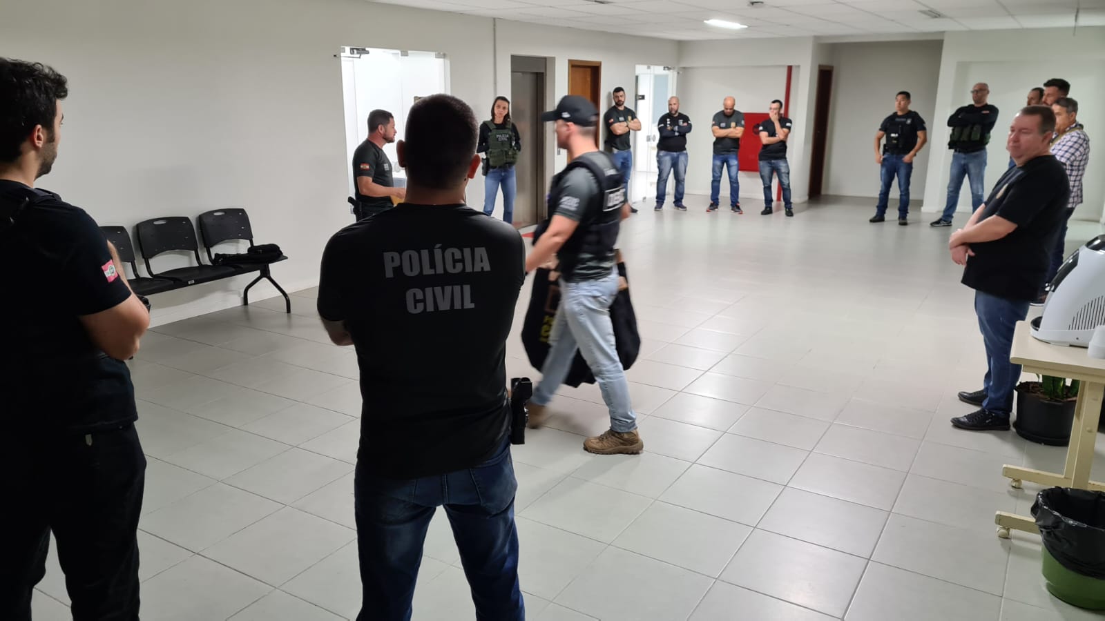 Polícia Civil deflagra operação em combate à lavagem de dinheiro de grupo criminoso e faz prisões