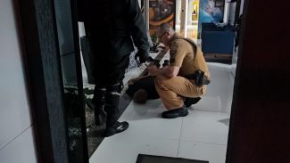 Homem é detido por vigilantes após arrombar emissora de TV em Cascavel