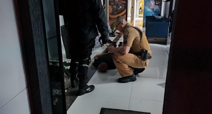 Homem é detido por vigilantes após arrombar emissora de TV em Cascavel