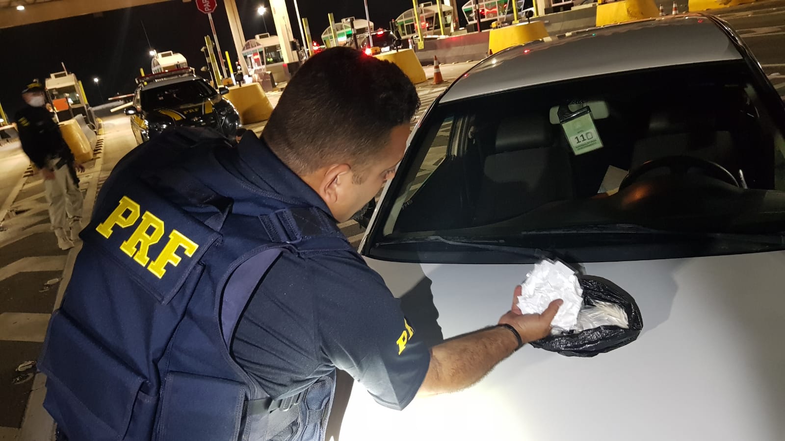 Em Vargem/SP, PRF apreende 244 papelotes de cocaína