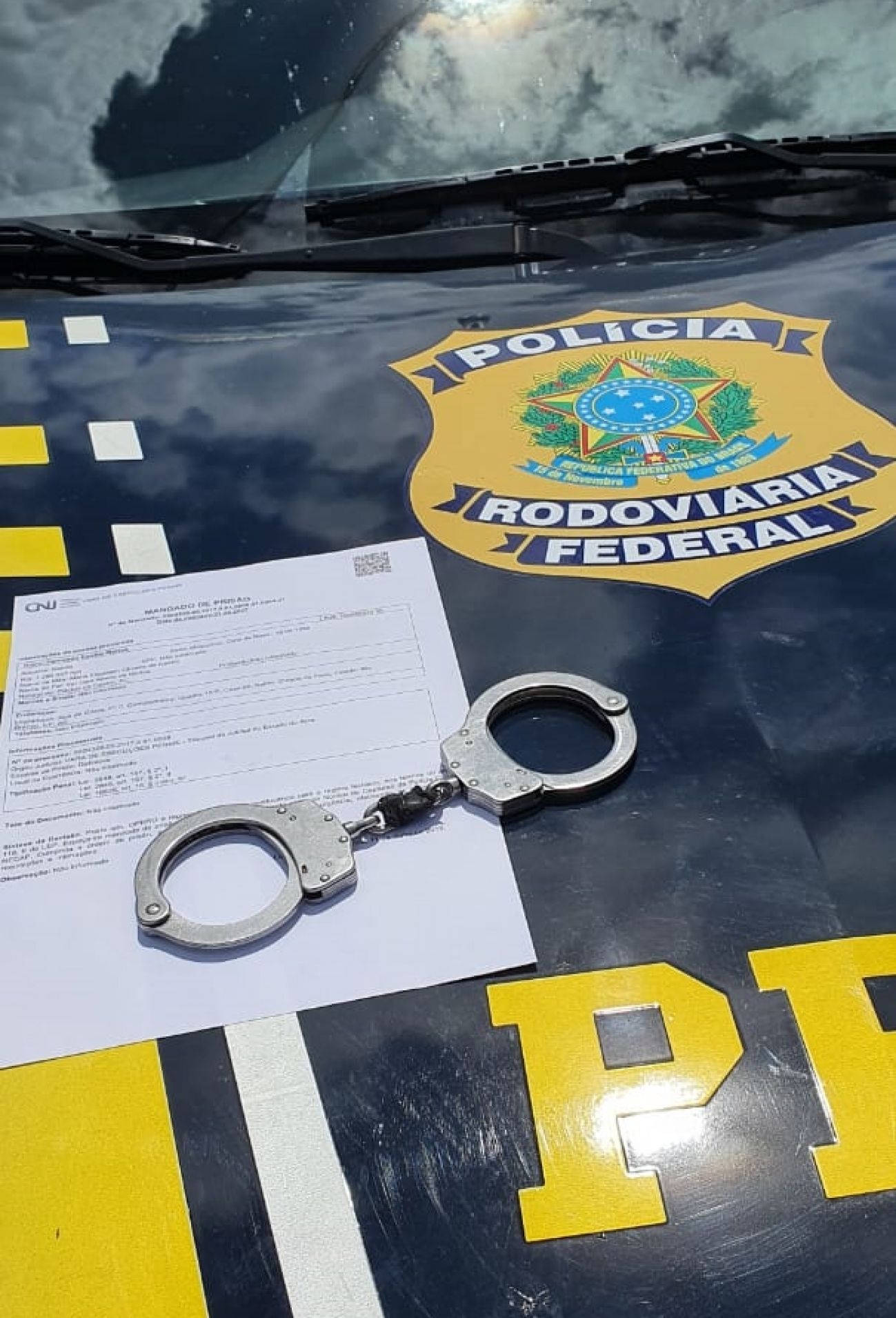 Três pessoas com mandado de prisão em aberto foram presas pela PRF, ontem