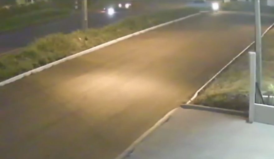 Vídeo mostra colisão na PR-486 que deixou motociclista com fratura na perna