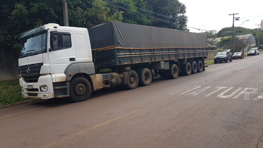 K9 – Operação com cães: Polícia Civil realiza vistoria em carreta apreendida pela PRF