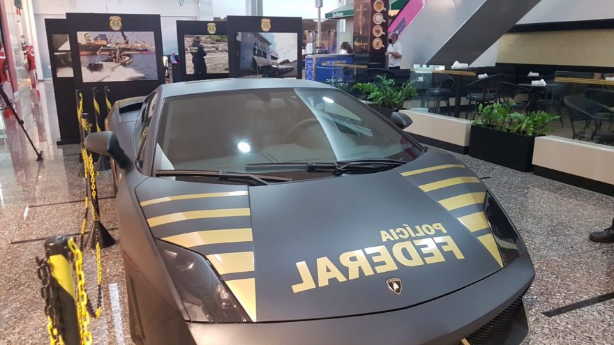 Lamborghini da PF chega a Cascavel e chama a atenção junto à exposição fotográfica “PF em ação”