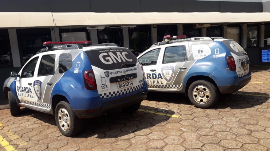 Após tentarem fugir de apreensão de veículo, mulher é detida por dano e homem por desacato às equipes da GM