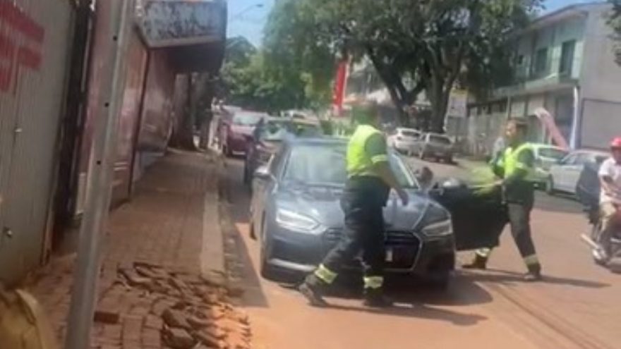 Vídeo: Veja o momento que motorista tenta fugir e desacata agentes da Transitar