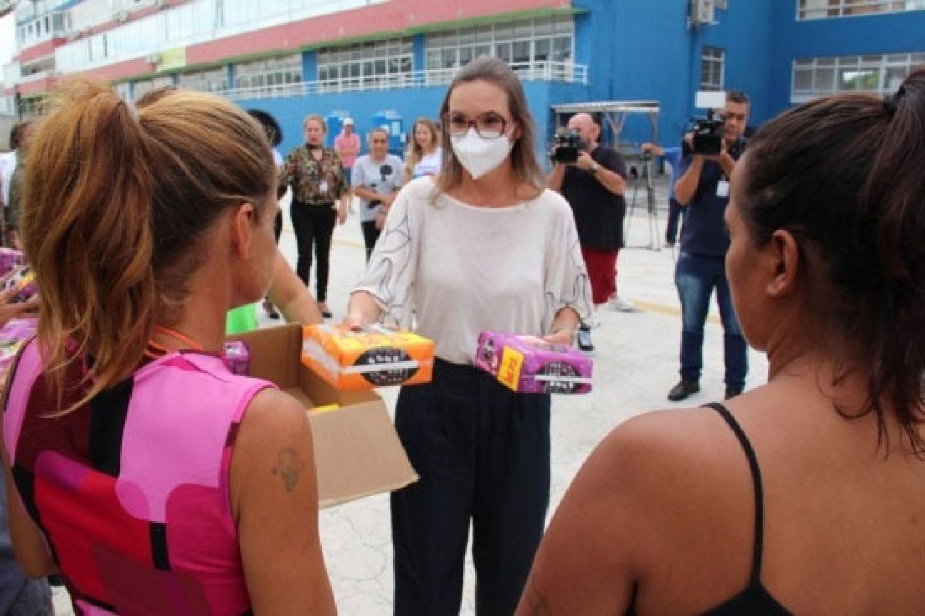 Com 50 mil absorventes arrecadados, Campanha da Dignidade Menstrual faz entregas na Capital e no Oeste
