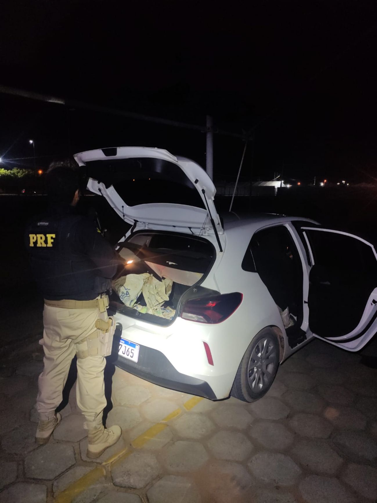 PRF prende homem condenado por homicídio qualificado, apreende madeira serrada e mais de 600 kg de minério análogo a cassiterita.