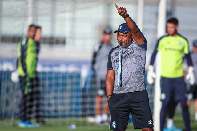 Roger Machado intensifica treinamentos do Grêmio para enfrentar a Ponte Preta
