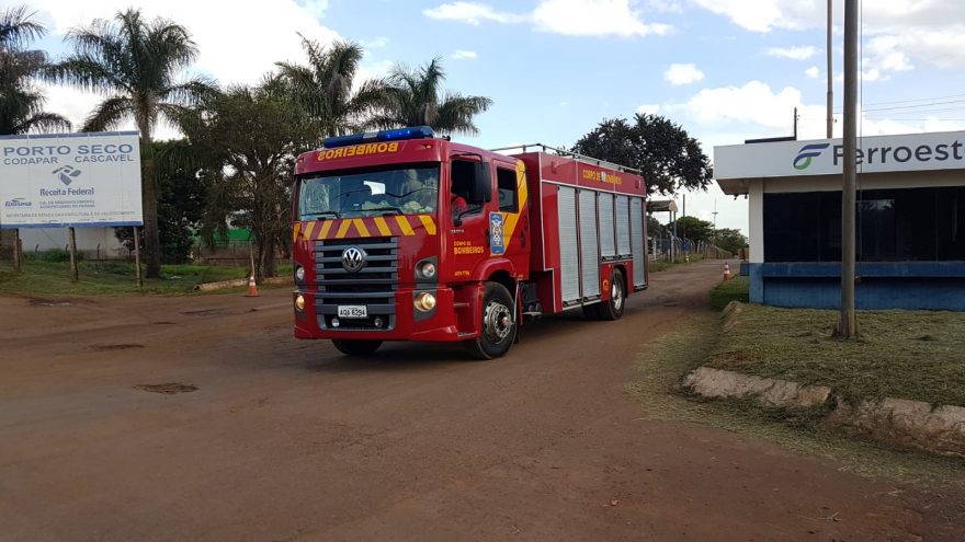 Bombeiros são mobilizados para combaterem incêndio na Ferroeste