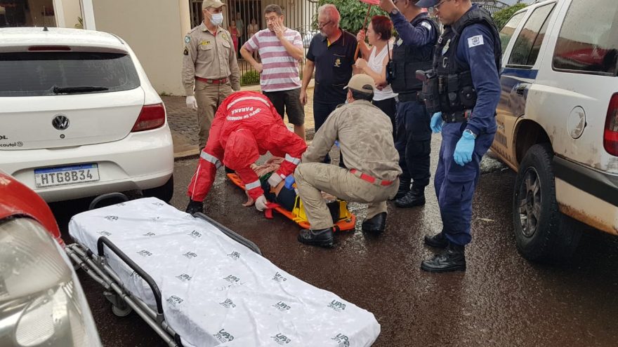Mulher escorrega, cai atrás de veículo e é atropelada ao sair de garagem