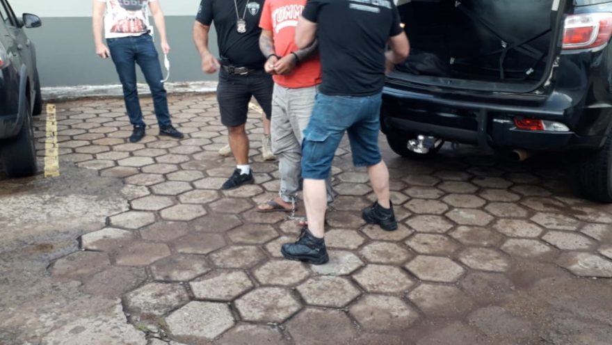Acusado de feminicídio e triplo homicídio no Bairro Brasília chega na delegacia de Cascavel