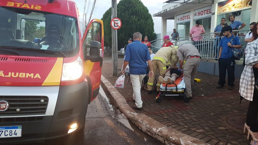 Jovem se envolve em colisão e moto é arremessada para baixo de ônibus do transporte coletivo