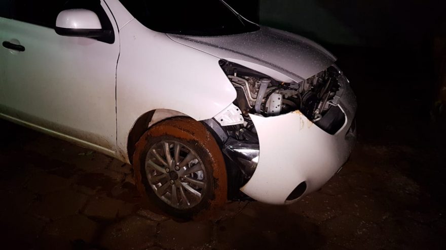 Carro utilizado em fuga de criminosos é levado para a delegacia