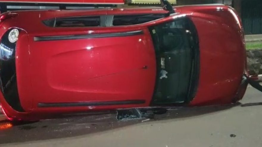 Carro tomba após colisão na Avenida Carlos Gomes; um dos condutores estaria embriagado