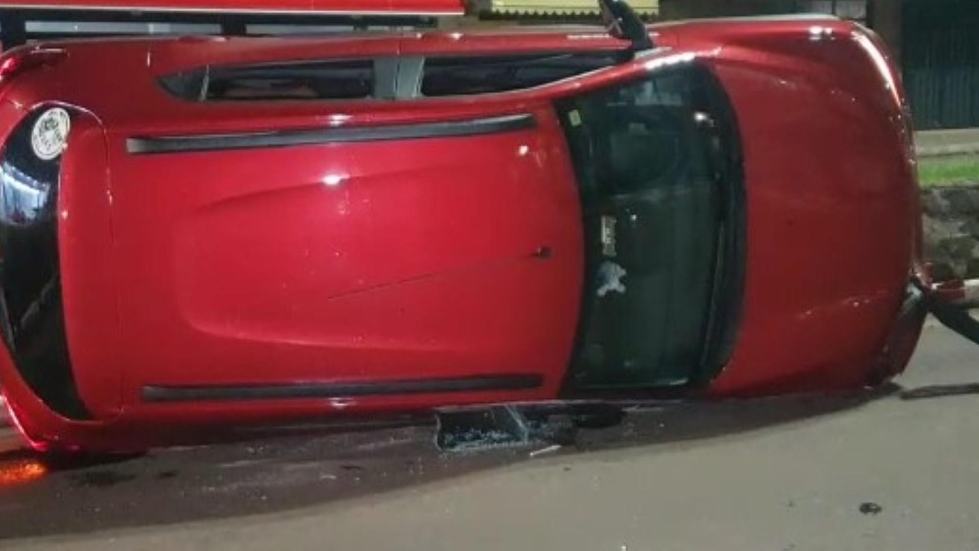 Carro tomba após colisão na Avenida Carlos Gomes; um dos condutores estaria embriagado