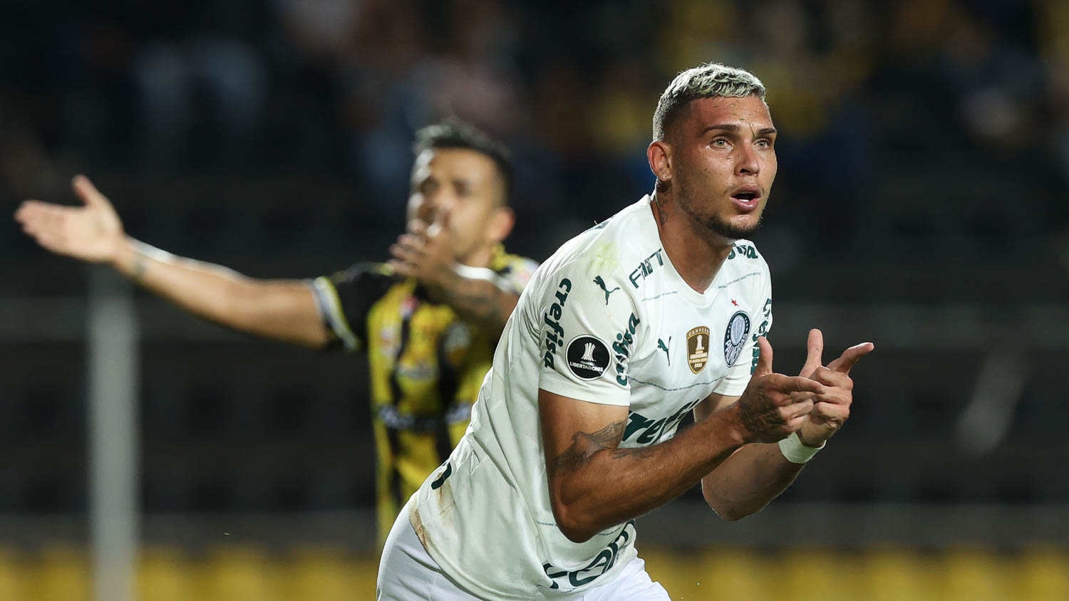 Com 2 gols em 5 minutos, Navarro ajuda Verdão a repetir maior goleada como visitante na Libertadores