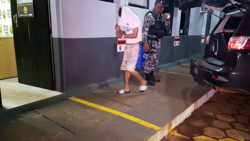 Jovem em posse de 18 buchas de cocaína é preso pelo Pelotão de Choque no Riviera