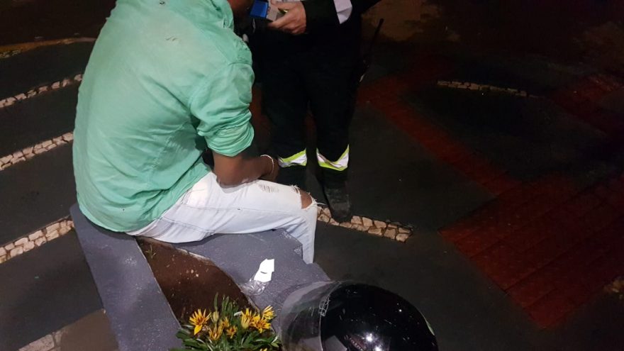 Homem é preso por embriaguez após provocar acidente entre duas motocicletas no Centro