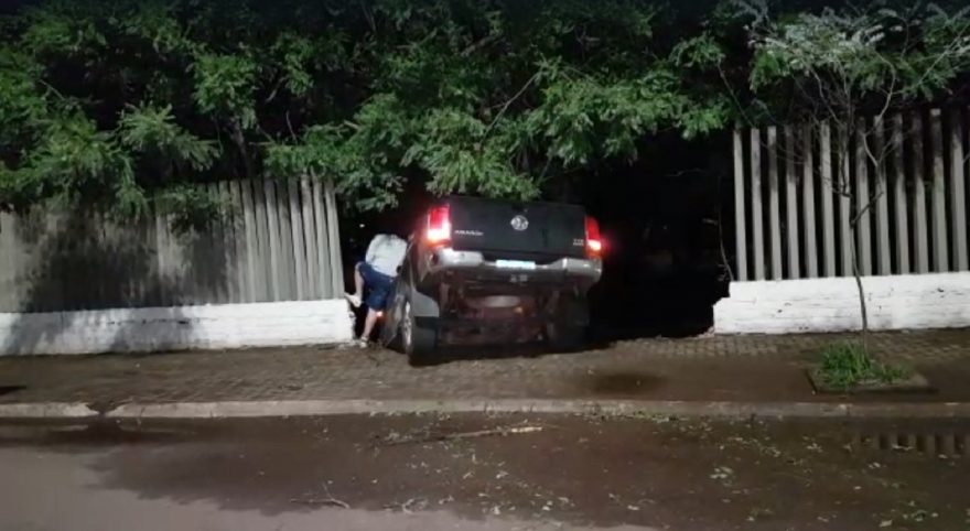 Condutor perde o controle, atinge árvore e muro na Av. Rocha Pombo; Amarok ficou pendurada no terreno