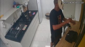 Câmeras de segurança registram indivíduo fazendo a festa em emissora de TV após arrombamento