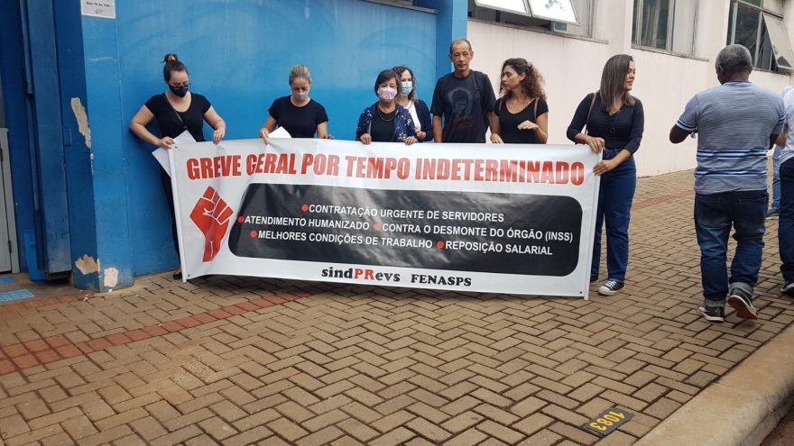 Greve do INSS: servidores de Cascavel realizam ato em frente ao Instituto